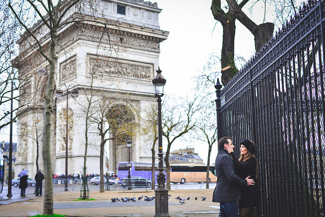 фотограф в Париже. фотосессия у триумфальной арки