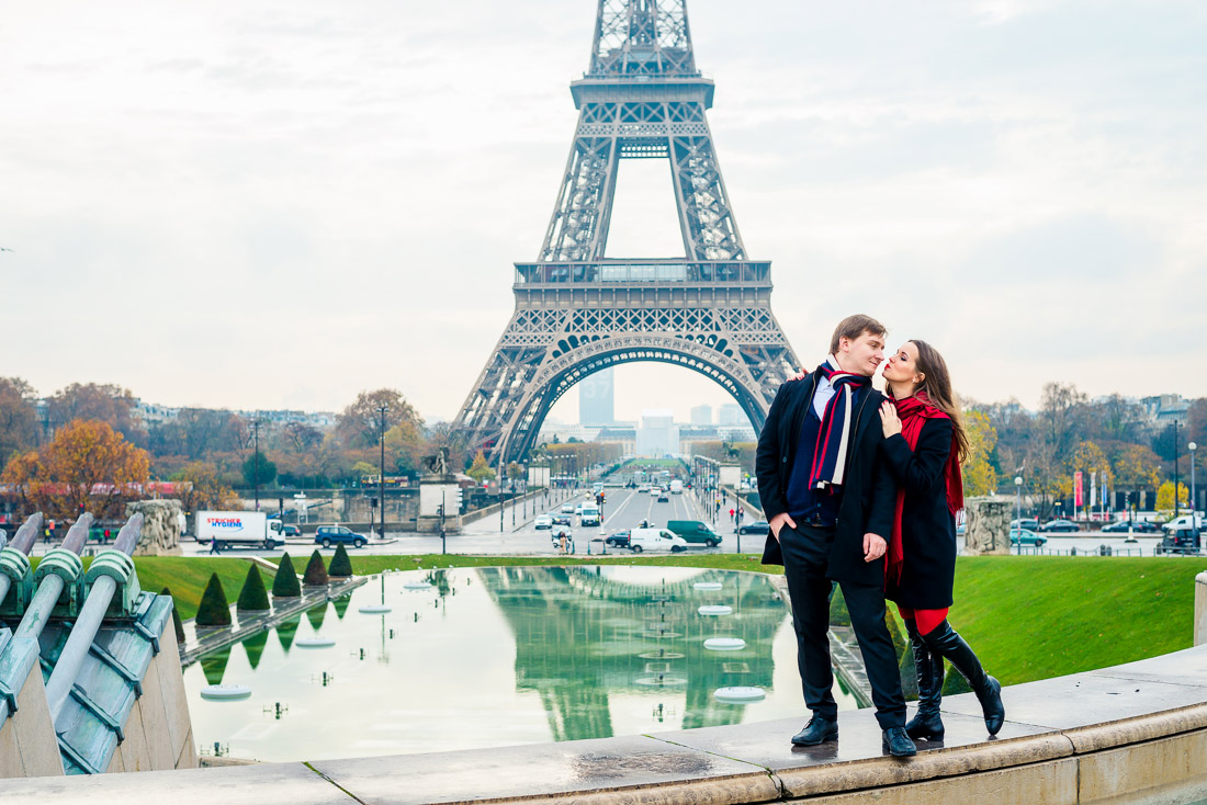 Ли париж. Француз на фоне Эйфелевой башни. Француз на фоне Эльфиевой башни. Фотошоп я в Париже. Жить в Париже.