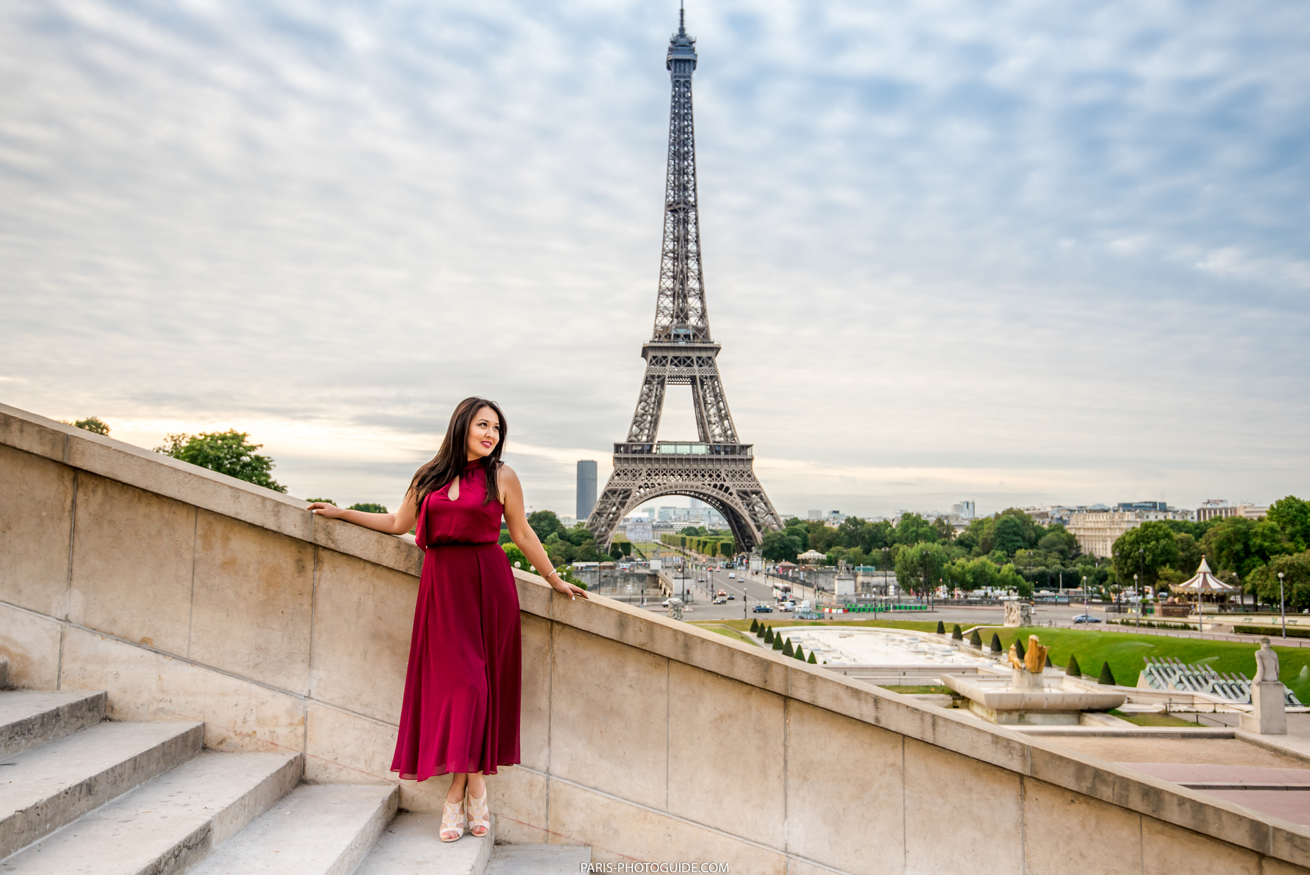 Сайты парижа. Эмили в Париже Эйфелева башня. «Девушка в Париже». Человек на фоне Эйфелевой башни. Фотосессия в Париже.