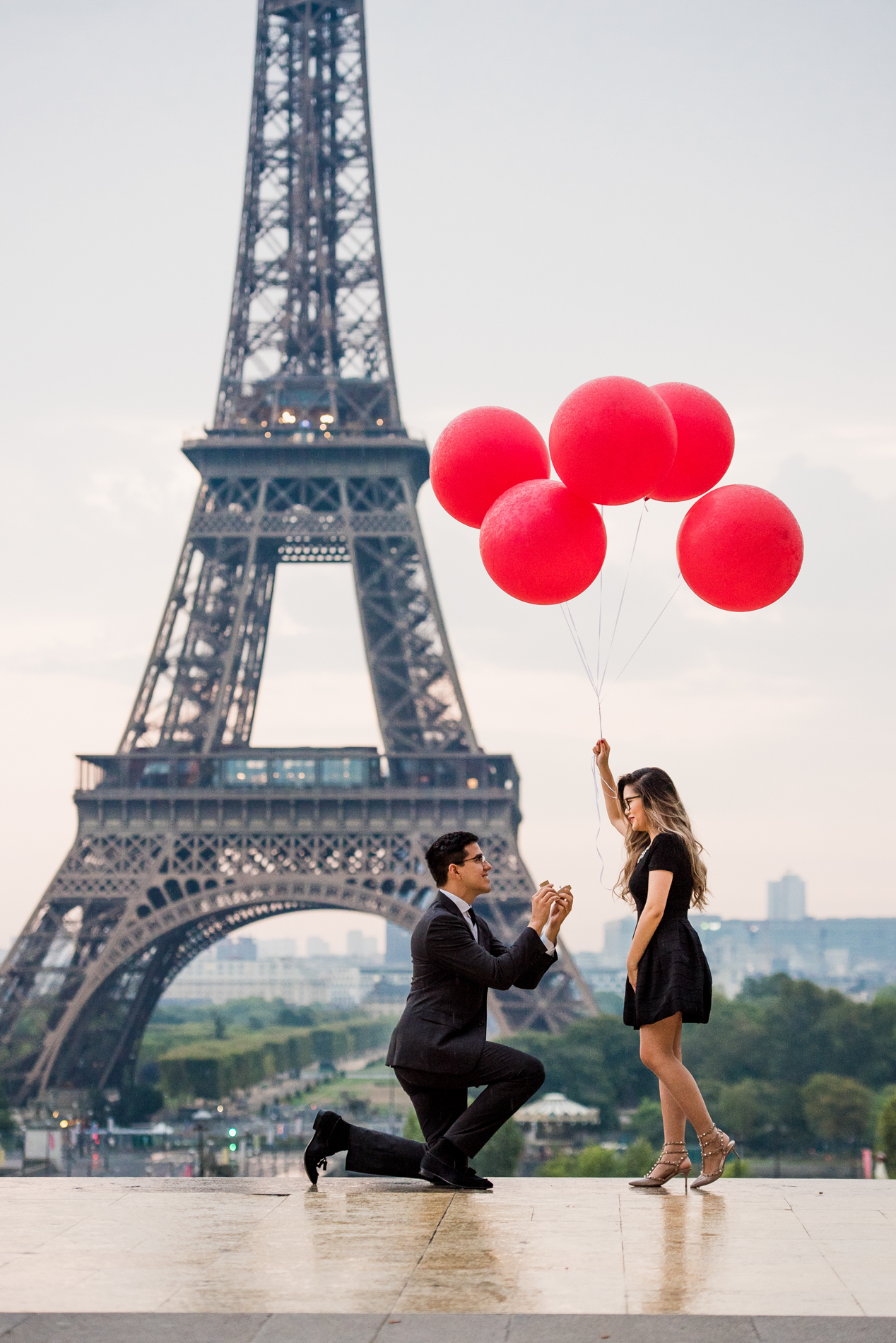 Башня с шарами. Влюбленные в Париже. Франция романтика. Пара в Париже. Париж любовь.