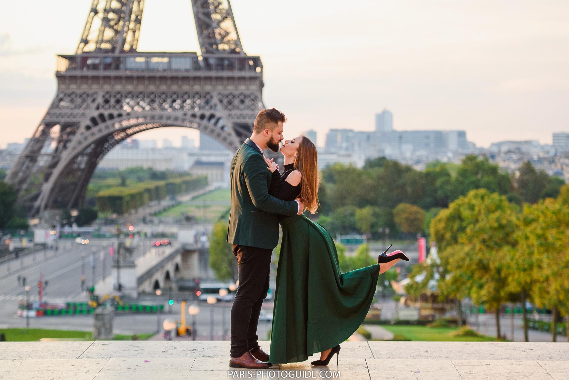 Париж всегда хорошая. Влюбленные в Париже. Фотосессия в Париже. Влюбленная пара в Париже. Поцелуй в Париже.